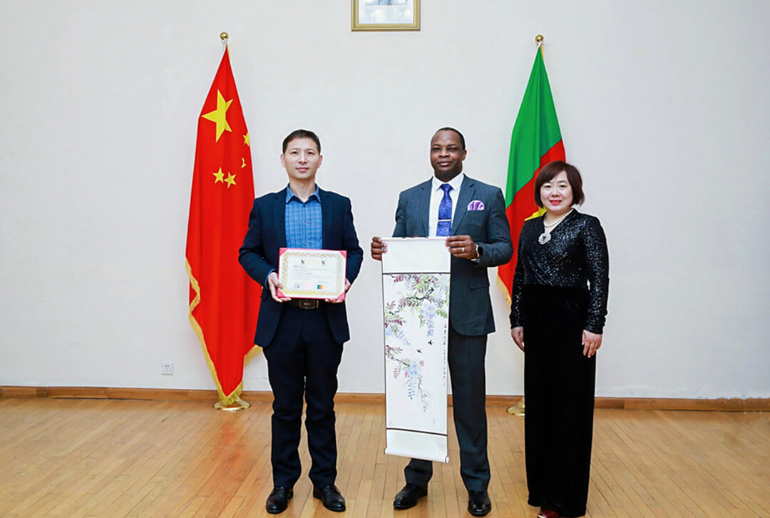 山东籍著名画家岳振江应邀参加中喀文化交流活动
